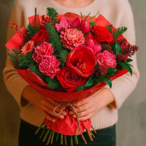Букет цветов «Красный шарм»